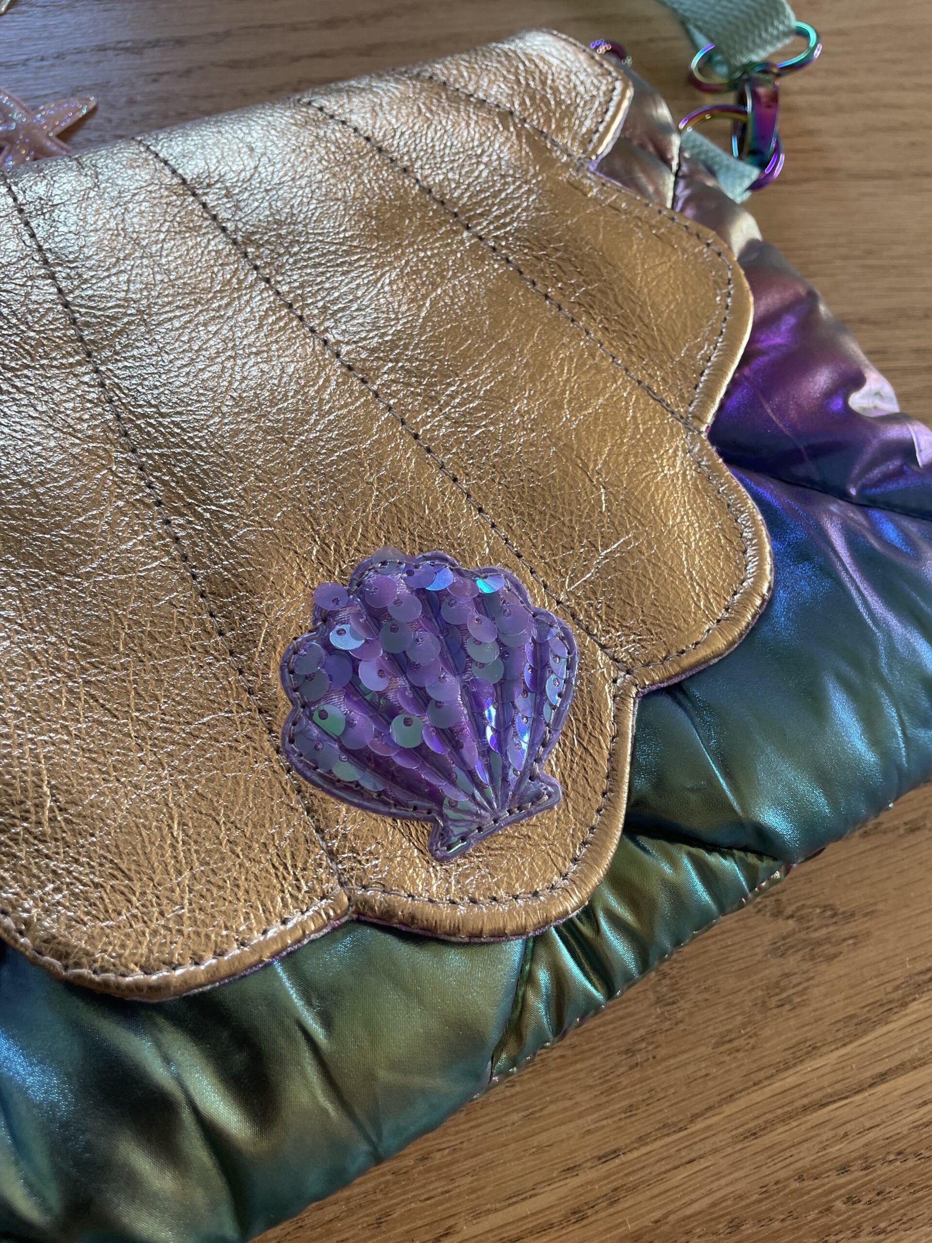Sac pochette Néréa – Sous l'Océan | Sac artisanal en cuir et tissu matelassé – Image 2