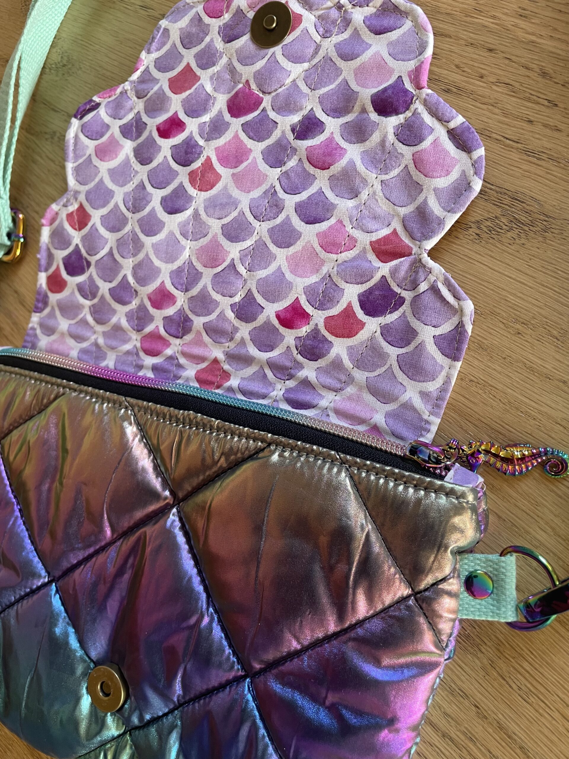 Sac pochette Néréa – Sous l'Océan | Sac artisanal en cuir et tissu matelassé – Image 4