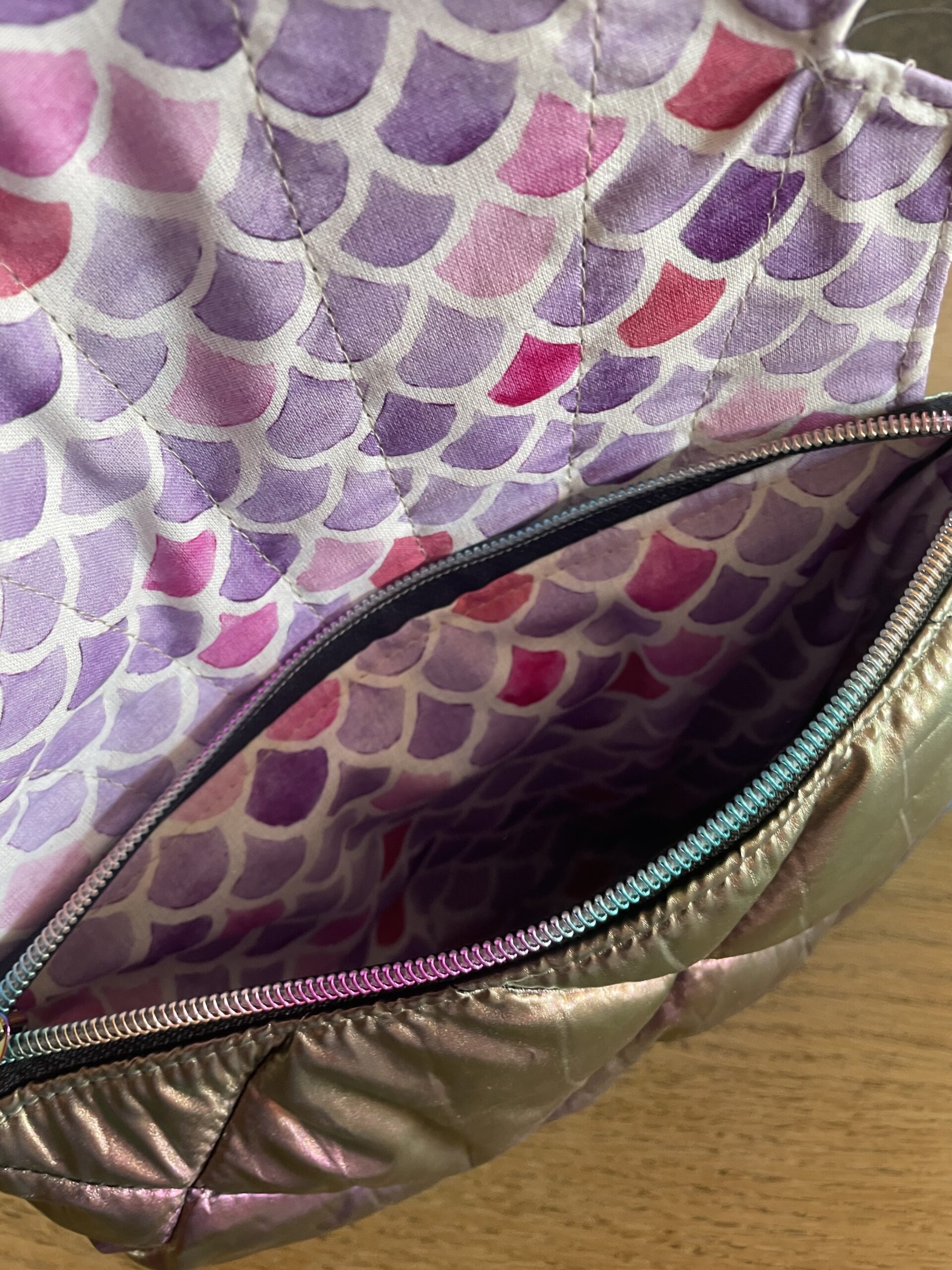 Sac pochette Néréa – Sous l'Océan | Sac artisanal en cuir et tissu matelassé – Image 5
