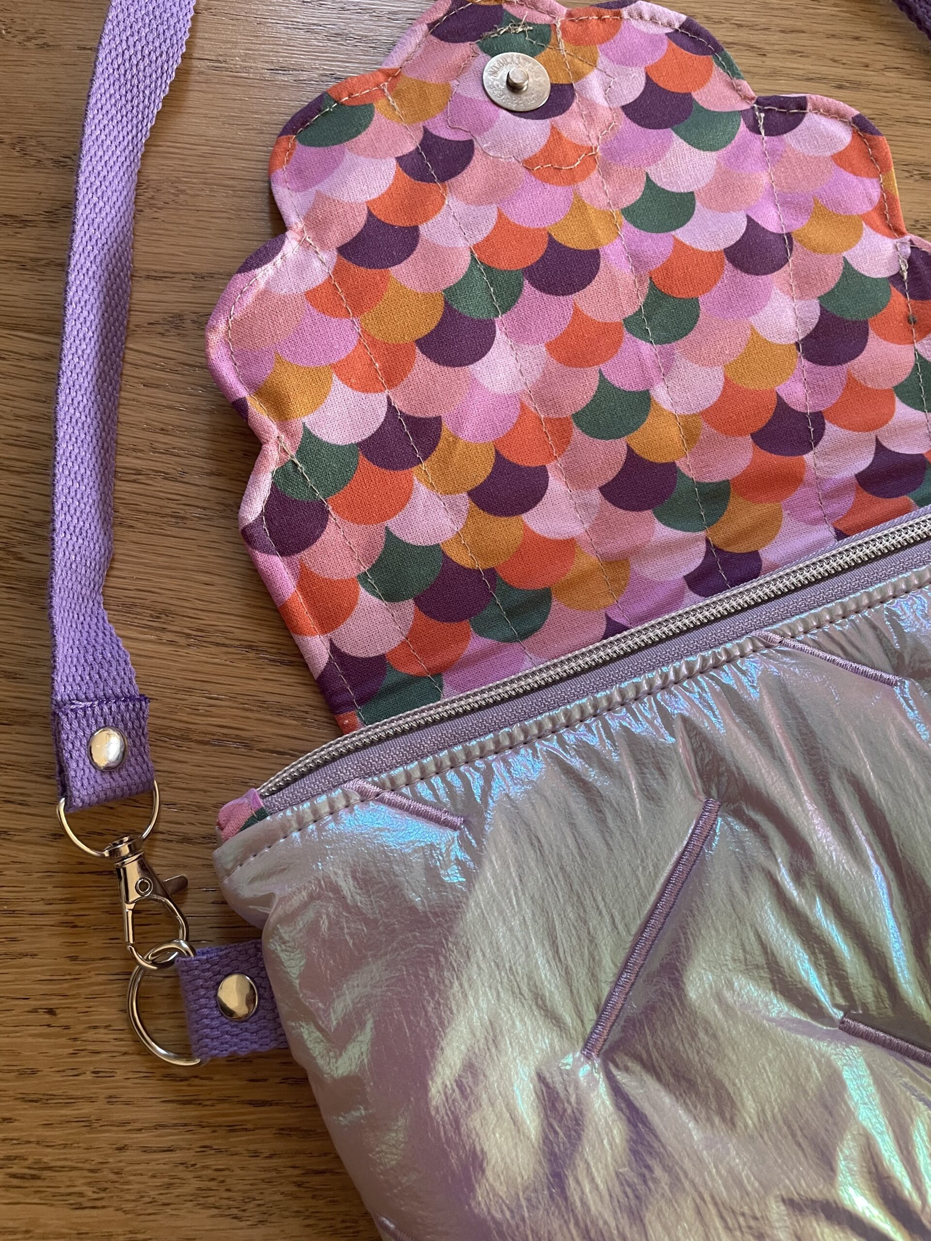 Sac pochette Néréa – Sous l'Océan | Sac artisanal en cuir et tissu matelassé – Image 3
