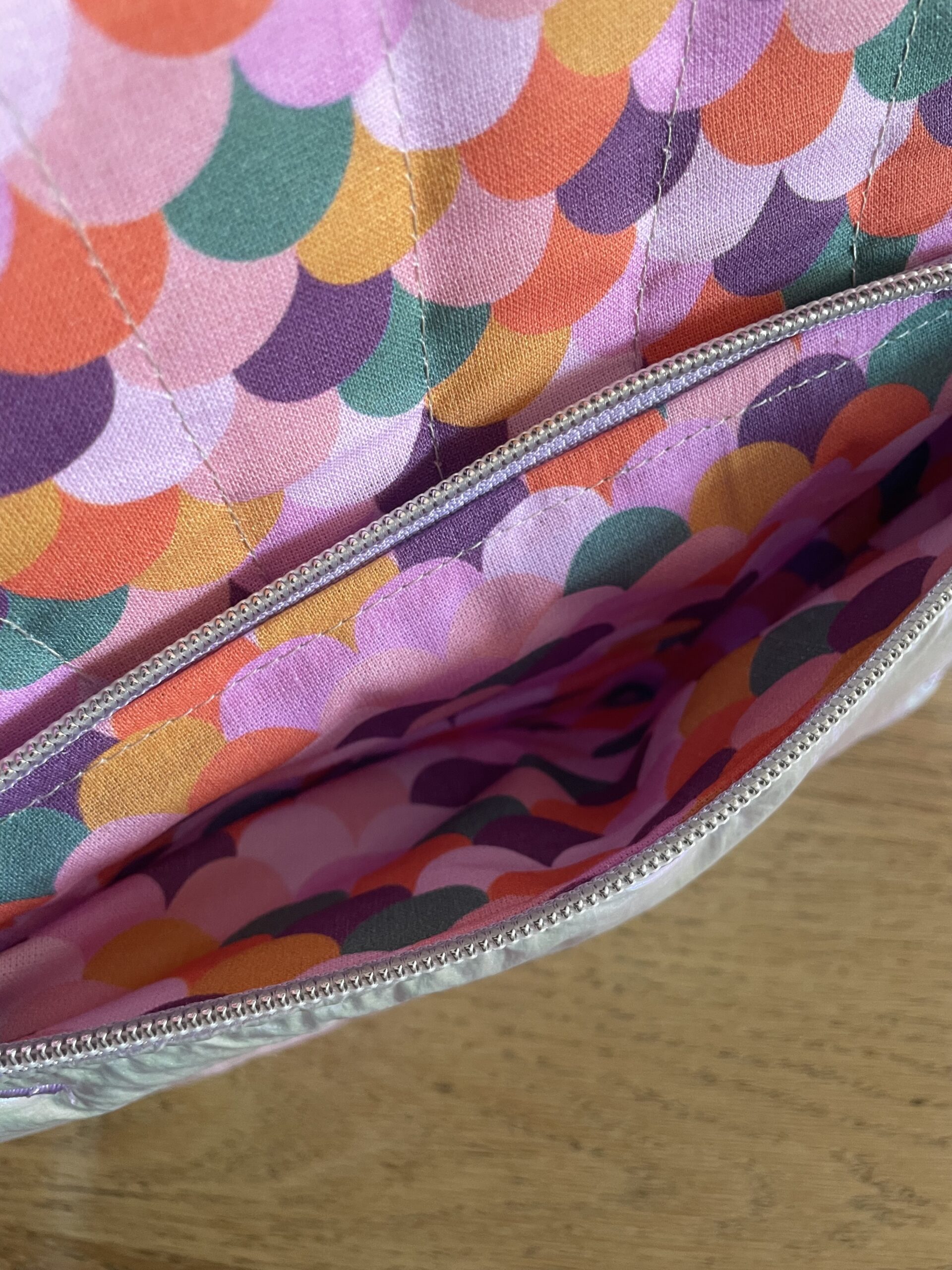 Sac pochette Néréa – Sous l'Océan | Sac artisanal en cuir et tissu matelassé – Image 4