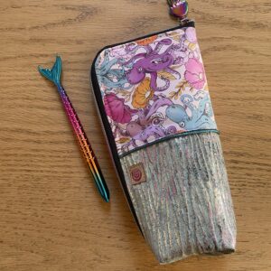 Pochette en liège argenté et tissu marin collection Sous l’Océan