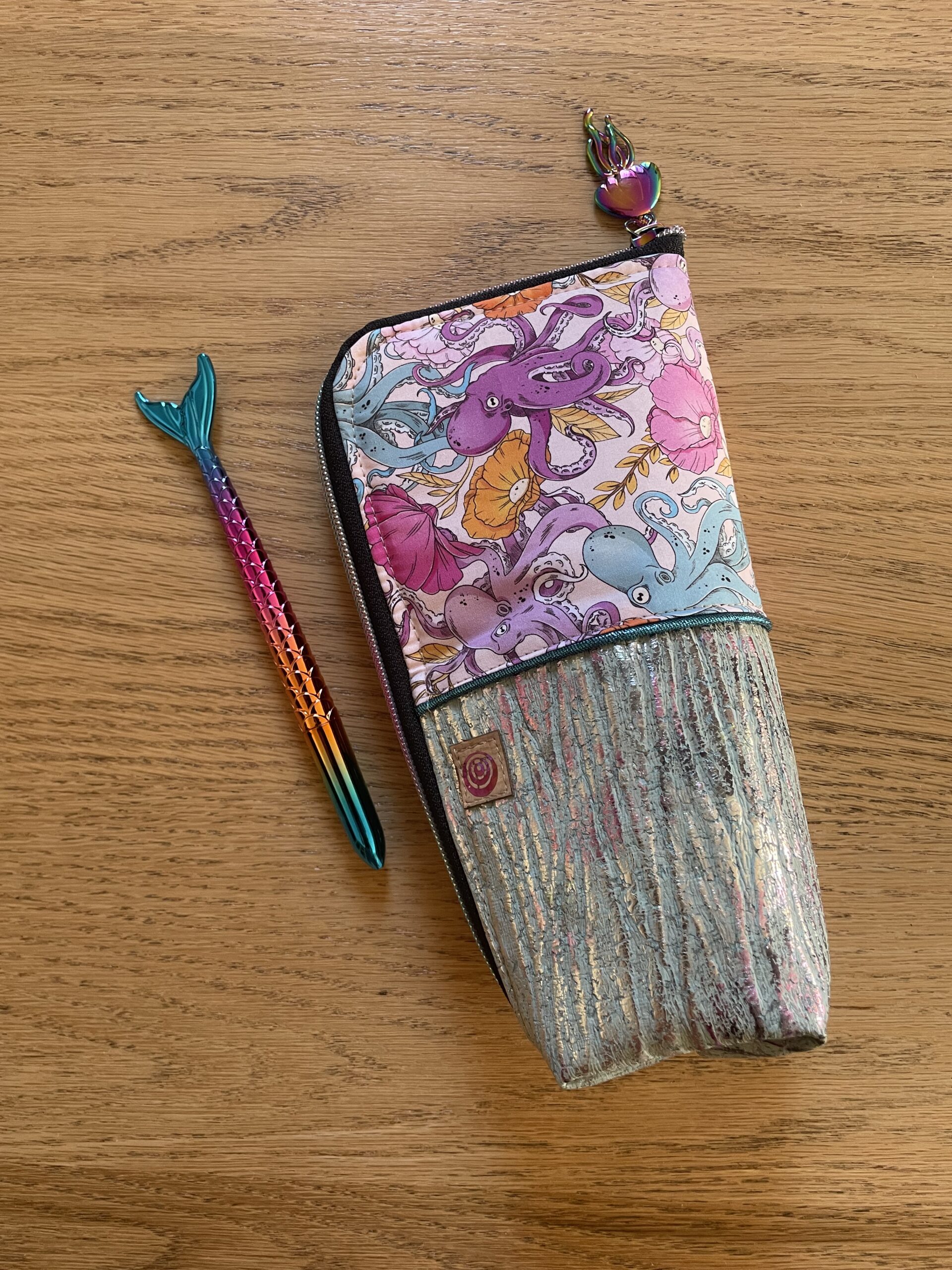 Pochette en liège argenté et tissu marin collection Sous l’Océan