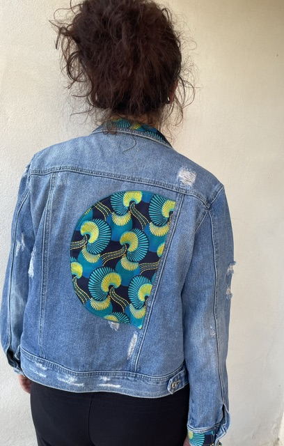 Veste en jean customisée au wax – Pièce unique artisanale – Image 2
