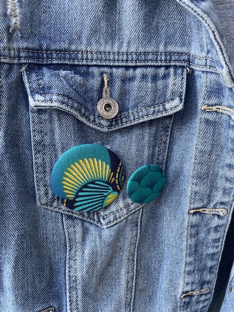 Veste en jean customisée au wax – Pièce unique artisanale – Image 3