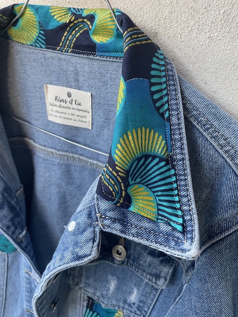 Veste en jean customisée au wax – Pièce unique artisanale – Image 4