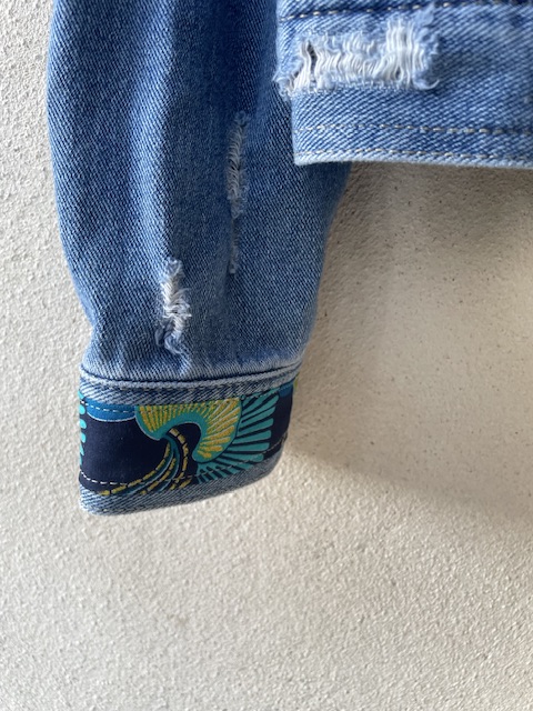 Veste en jean customisée au wax – Pièce unique artisanale – Image 5