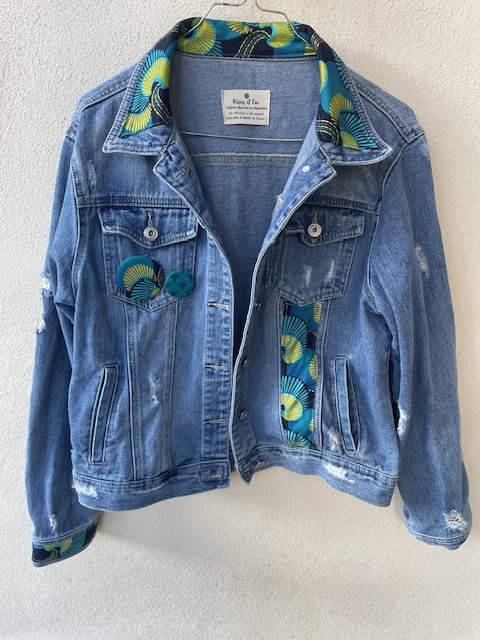 Veste en jean customisée au wax – Pièce unique artisanale – Image 6